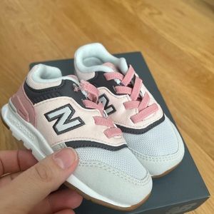 New in box , DAMAGED lace, toddler sneaker